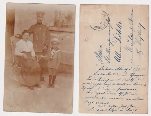 39422 Foto Ak Familienbild mit Soldat vom Ulanen-Regiment Nr. 18 Leipzig 1916