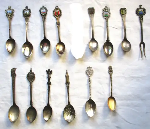 Andenkenlöffel 14 Stück Souvenirlöffel mind. 800er Silber Städte Wappen (105714)