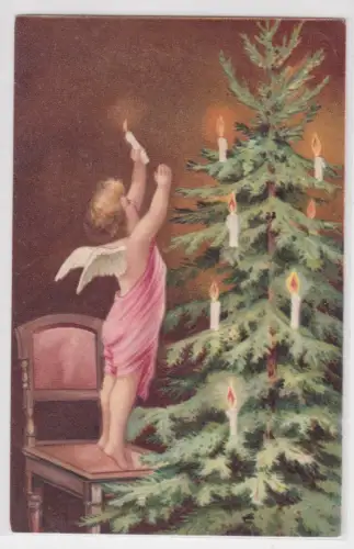 62460 Ak Engel schmückt Weihnachtsbaum mit brennenden Kerzen