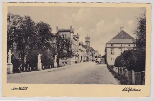 910679 AK Neustrelitz - Schloßstrasse, Straßenansicht mit Denkmälern 1935