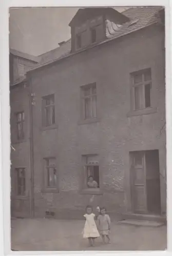 910539 Foto AK Hartha - Hausnr. 20 Wohnhaus samt Bewohnern 1917
