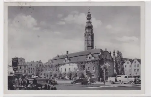 910188 AK Bunzlau (Bolesławiec) - Markt mit Verkehrsverein + Geschäften 1942