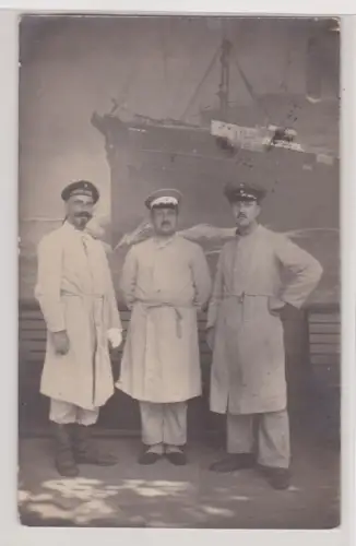 910753 Feldpost AK Fotomontage kaiserliche Marine Matrosen vor Dampfer 1915