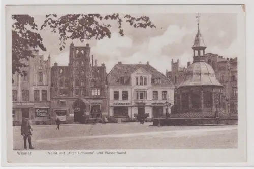 910303 Ak Wismar - Markt mit "Alter Schwede" und Wasserkunst um 1930