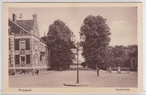 909282 Ak Pritzwalk - Marktstraße von Bäumen gesäumt um 1920