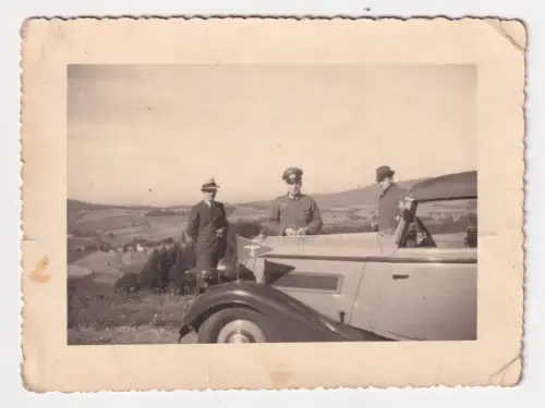 24857 Foto Wehrmacht Automobil mit Stoffverdeck + Offizier um 1940