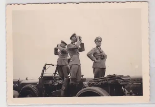 47998 Foto Wehrmacht Soldaten beim Observieren im offenen Geländewagen