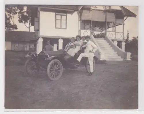 908121 Foto Antikes Auto Oldtimer mit Insassen vor Kolonial-Villa um 1910