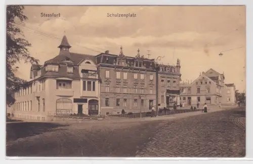 909043 AK Stassfurt - Schulzenplatz, Straßenansicht mit Restaurant 1915