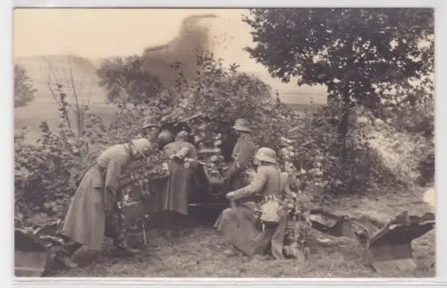 51167 Foto Ak Deutsche Soldaten an einem getarnten Flak Geschütz um 1940