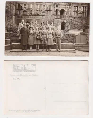 907729 Ak Gruss vom Heidelberger Schloss Gruppenaufnahme mit Soldaten 1941