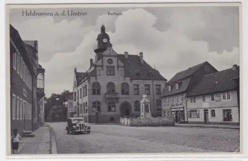909237 Foto Ak Heldrungen a.d. Unstrut Rathaus mit Auto davor 1942