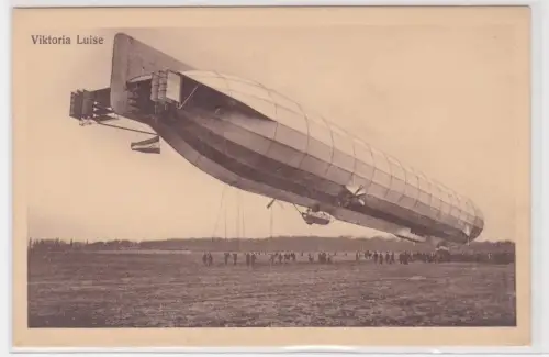 908994 Ak Zeppelin Luftschiff Viktoria Luise bei der Landung um 1920