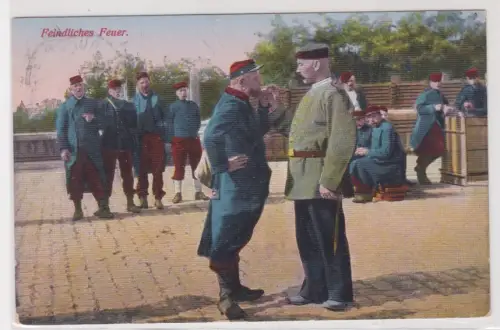 909432 Feldpost AK Feindliches Feuer - Deutscher Soldat reicht Feuer 1915