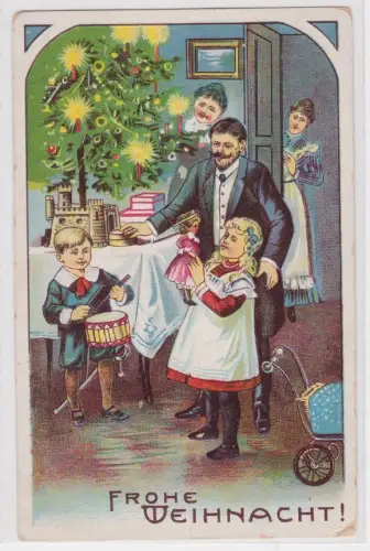 901749 Präge AK Frohe Weihnachten, Kinder spielen mit Geschenk vor dem Baum