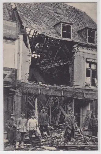 39373 Ak Lens Frankreich Grand Place 1916 Deutsche Soldaten vor zerstörtem Haus