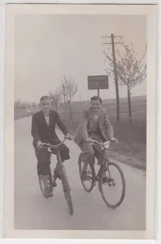 02214 Foto Ak Langenhessen 2 Männer auf Fahrrad-Tour um 1930