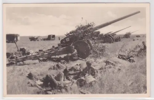 16111 Foto Ak 2. Weltkrieg Sowjet-Union Feldhaubitze Ruhe in der Feuerstellung