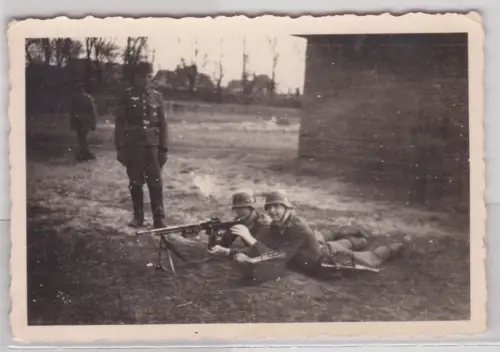 43772 Foto Deutsche Soldaten mit leichtem Maschinengewehr auf Übung 2. Weltkrieg