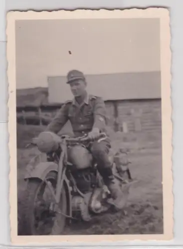 89976 Foto Wehrmacht Kradmelder auf Motorrad mit Kraftfahrerbewährungsabzeichen