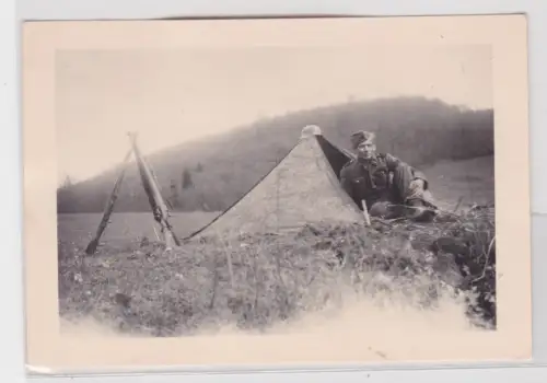 908738 Foto Wehrmacht Soldat im Feldlager 2. Weltkrieg