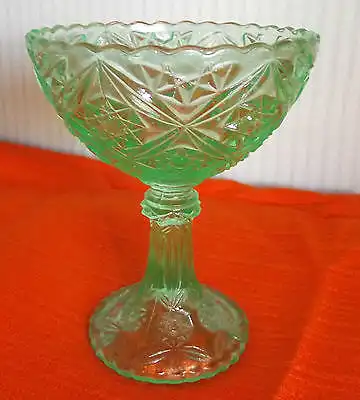 Antikes grünes Pressglas
