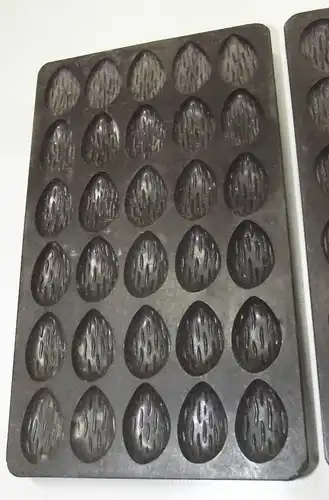 2 Ostereier Formen mit geriffelter Oberfläche Bakelit Schokoladen Form