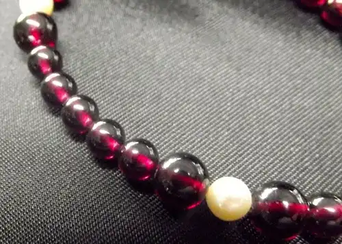 Wunderschönes Zugband Granaten Armband mit 4 Perlen