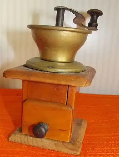 Antike Kaffemühle für die Puppenstube Puppenküche mit Messing Trichter