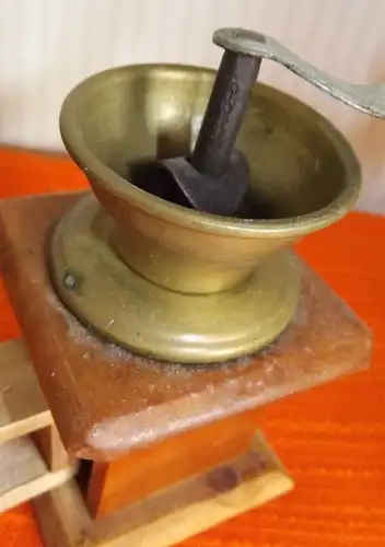 Antike Kaffemühle für die Puppenstube Puppenküche mit Messing Trichter