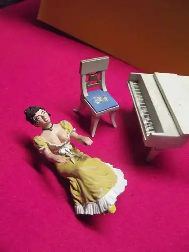 Frau am Klavier Stuhl Tisch Blumenkorb für die Puppenstube alles Zinn England