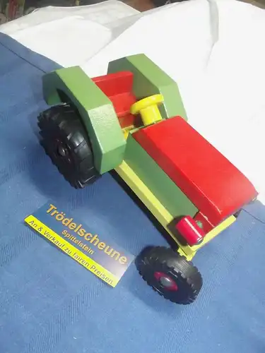 X - Altes Holzspielzeug Traktor