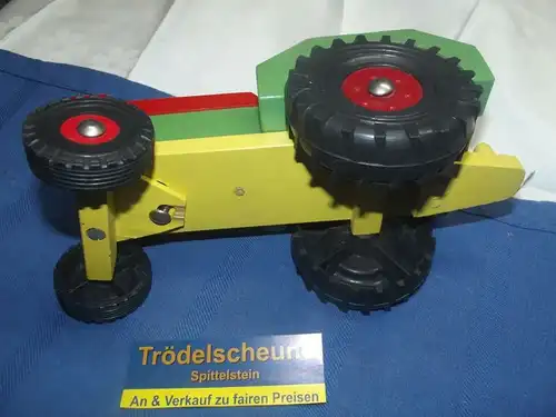 X - Altes Holzspielzeug Traktor
