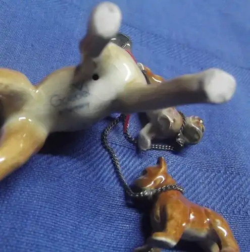 Goebel Figur Hund Boxer mit zwei Welpen