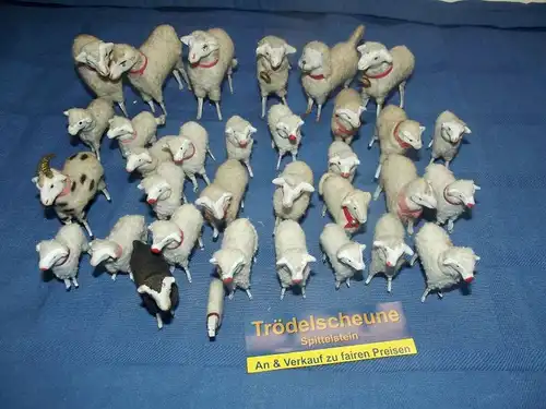 Grosses Konvolut von 33 Wollschafe Erzgebirge um 1920 mit schwarzen Schaf