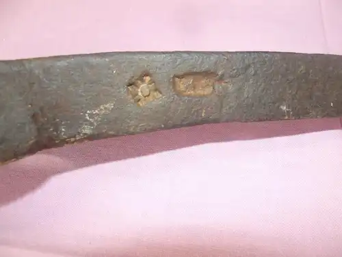 Antikes Zweispitz Werkzeug eines Steinmetz ziseliert handgeschiedet