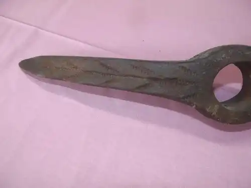 Antikes Zweispitz Werkzeug eines Steinmetz ziseliert handgeschiedet