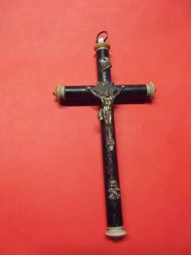Antikes Kreuz Kruzifix mit Totenkopf / Sterbekreuz aus Holz & Bein