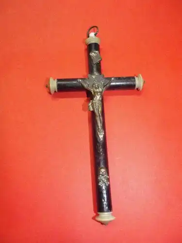 Antikes Kreuz Kruzifix mit Totenkopf / Sterbekreuz aus Holz & Bein