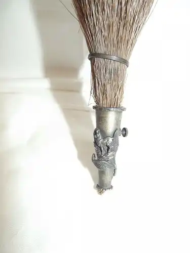 Antiker Gamsbart in Hülse, Anstecknadel, Hutanstecker, Tracht, Jagd