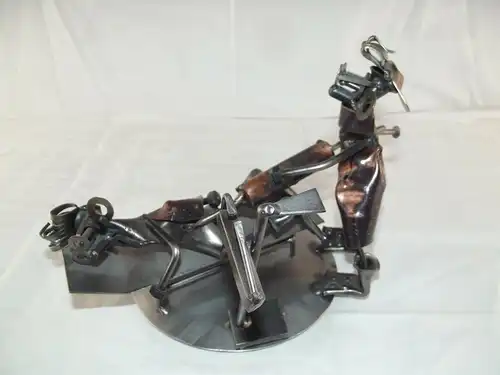 Happy Metal Metallskulptur Schraubenfigur Schraubenmännchen beim Artz Einlauf