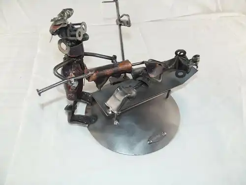 Happy Metal Metallskulptur Schraubenfigur Schraubenmännchen beim Artz Einlauf