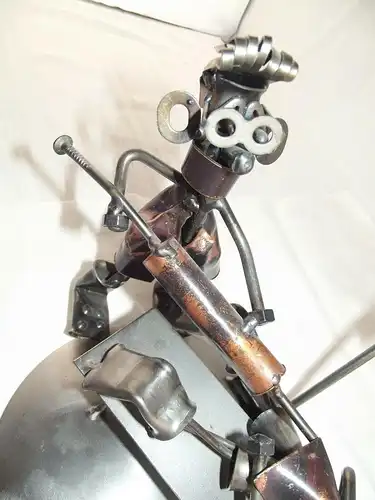 Happy Metal Metallskulptur Schraubenfigur Schraubenmännchen beim Artz Einlauf