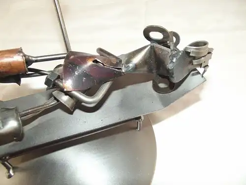 Happy Metal Metallskulptur Schraubenfigur Schraubenmännchen beim Artz Einlauf