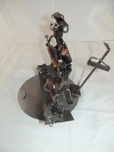 Happy Metal Metallskulptur Schraubenfigur Schraubenmännchen beim Artz Einlauf