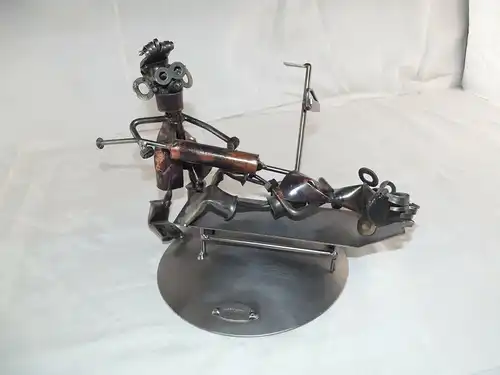 Happy Metal Metallskulptur Schraubenfigur Schraubenmännchen beim Artz Einlauf