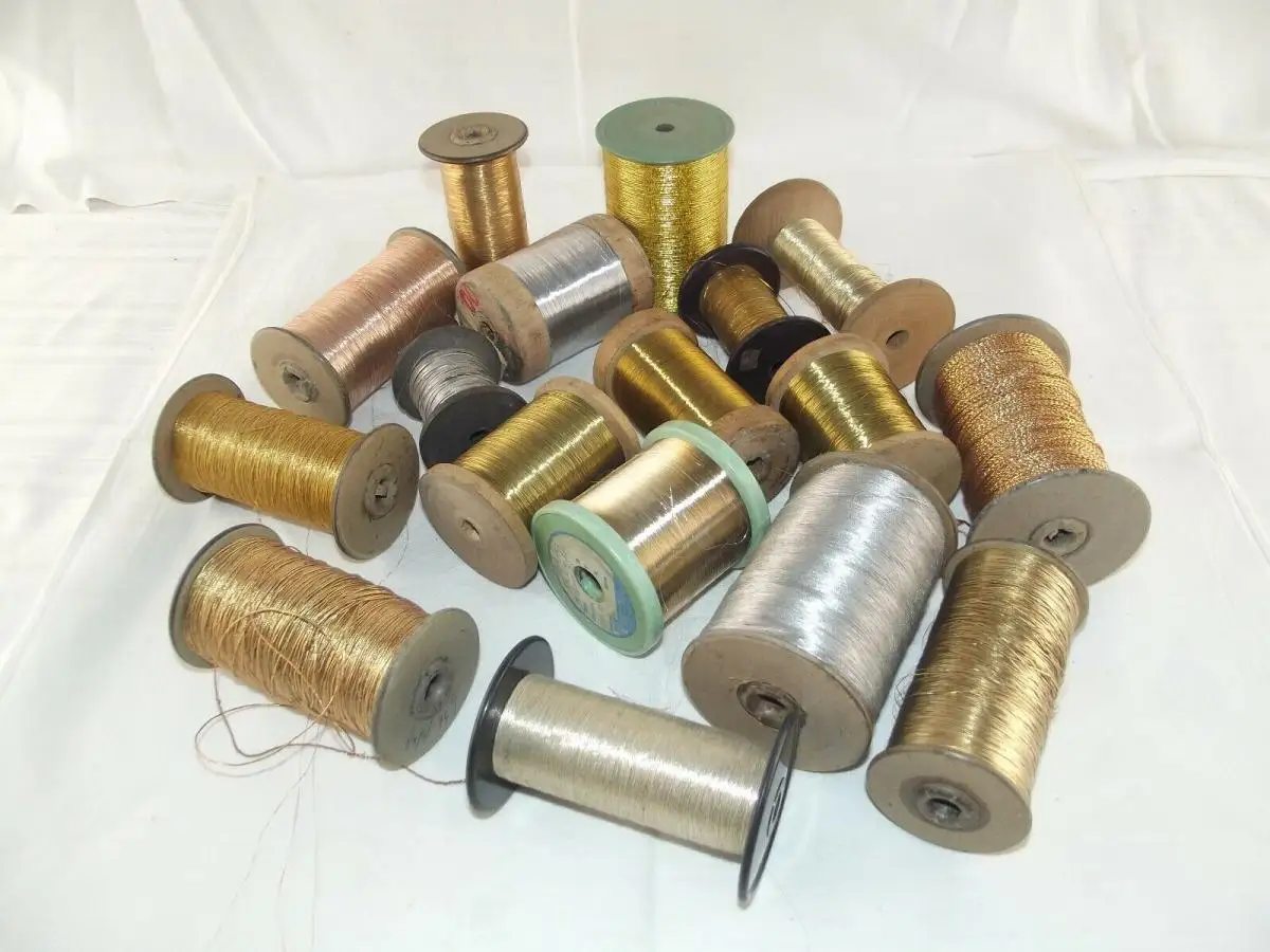 Lot von 17 Rollen antiken Gold und Silber Garn Gespinst usw.. über 4 Kilo 0