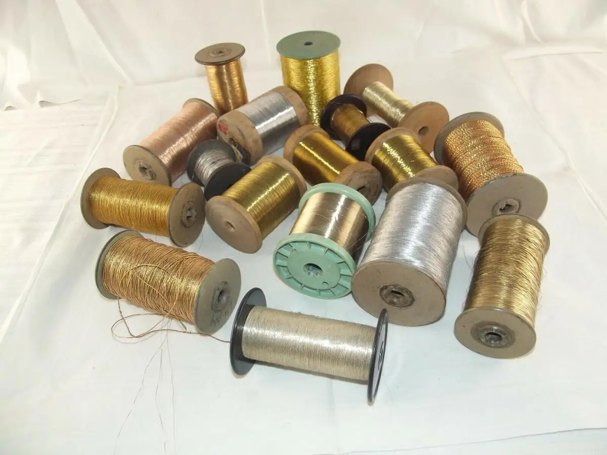 Lot von 17 Rollen antiken Gold und Silber Garn Gespinst usw.. über 4 Kilo 10