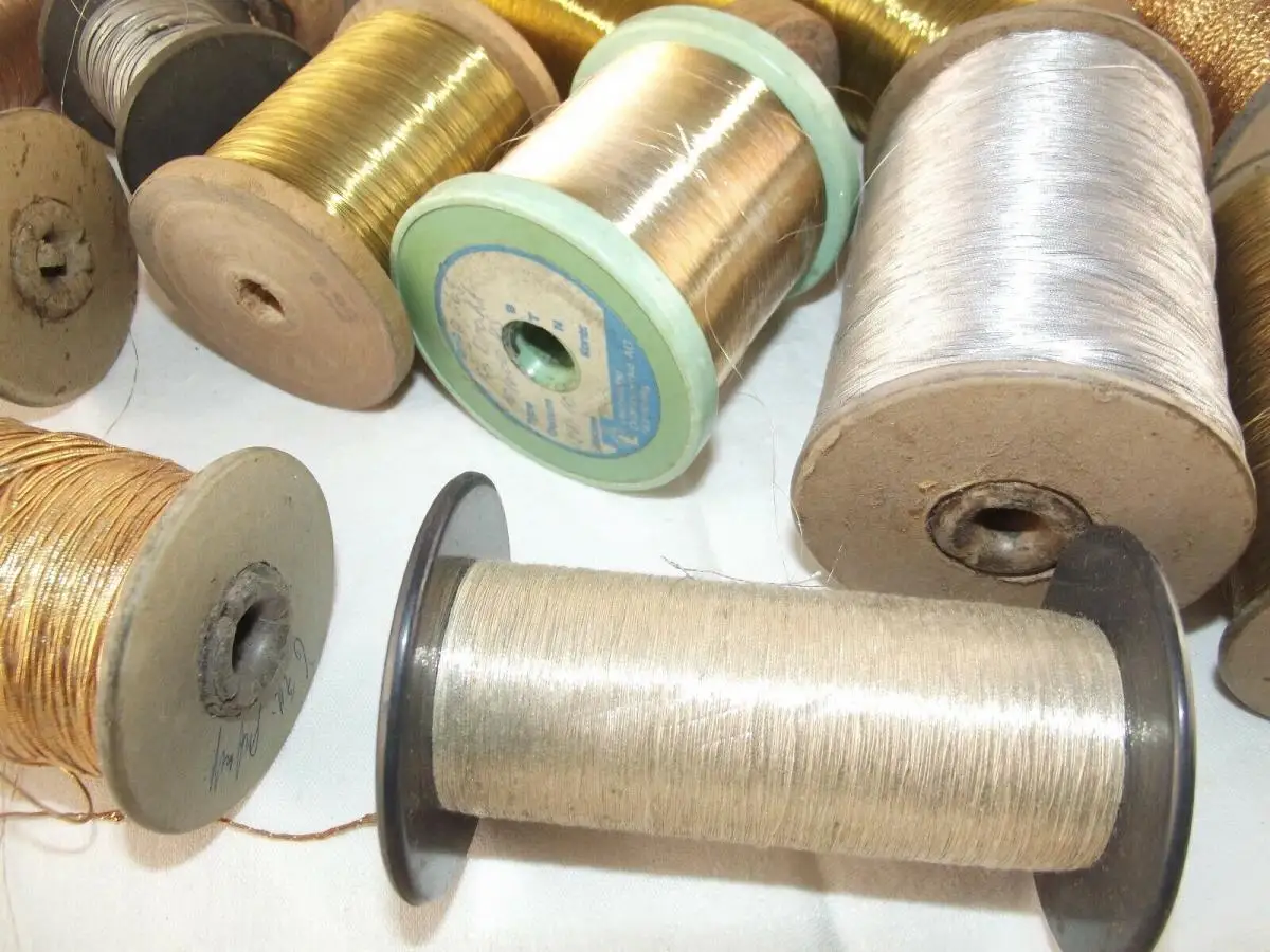 Lot von 17 Rollen antiken Gold und Silber Garn Gespinst usw.. über 4 Kilo 4