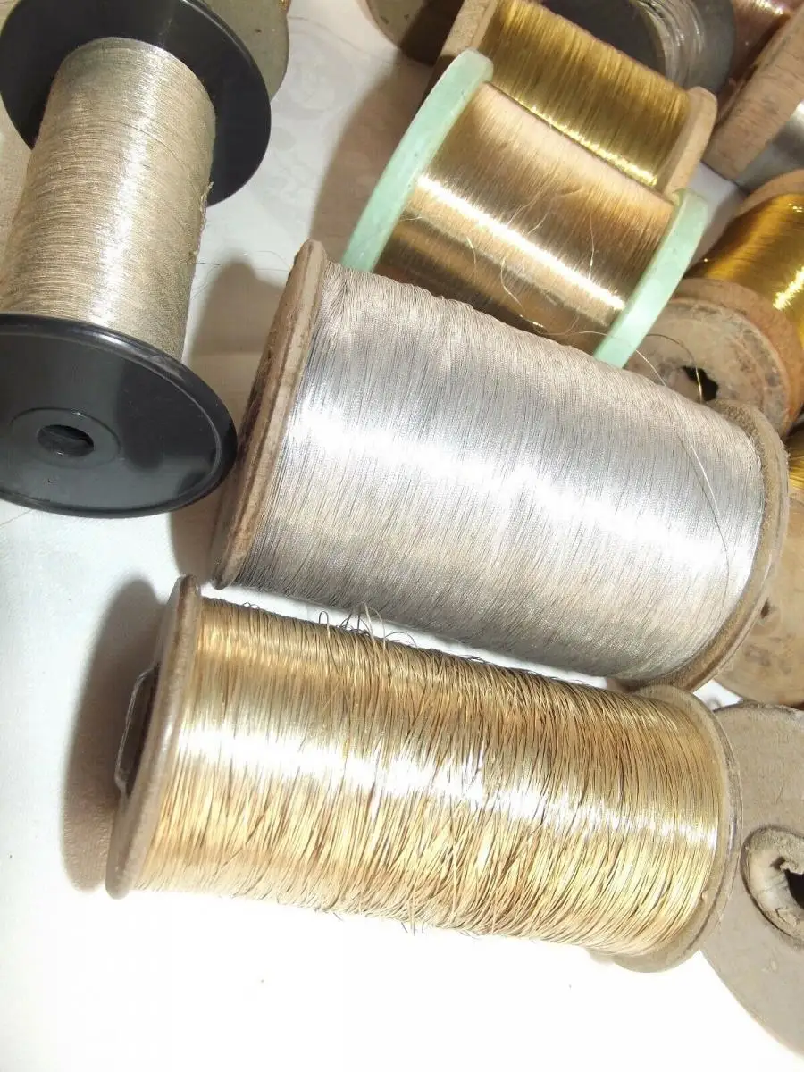 Lot von 17 Rollen antiken Gold und Silber Garn Gespinst usw.. über 4 Kilo 5